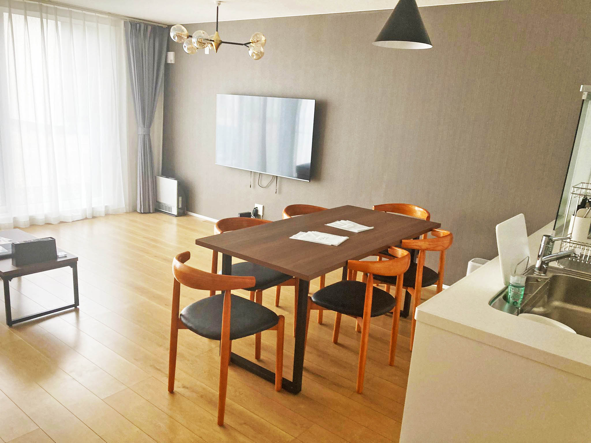 Niseko_White_Villas_living_dining_room